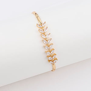 18K gold-plated butterfly clover copper bracelet with elegant charm design and polished finish