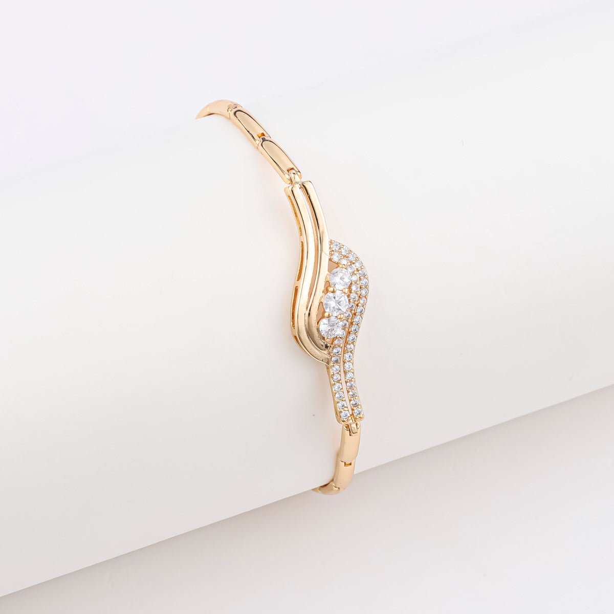 18K gold-plated butterfly clover copper bracelet with elegant charm design and polished finish