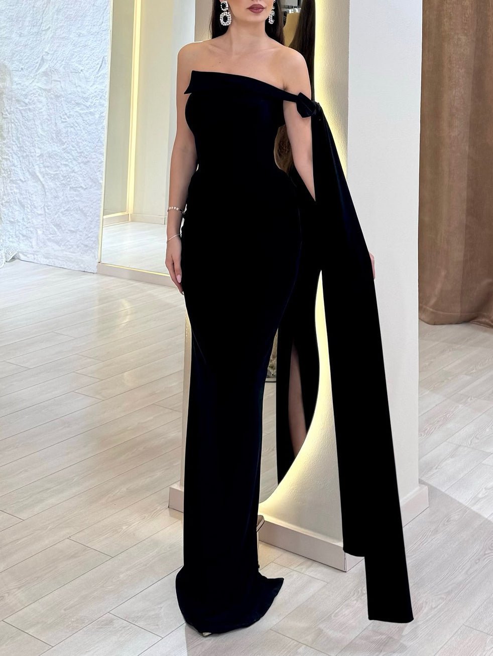 Black off-the-shoulder bow bodycon party dress with figure-hugging silhouette for elegant evening wear